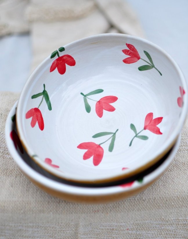Miska s červenými květy