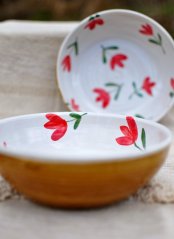 Miska s červenými květy
