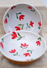 Miska s červenými květy