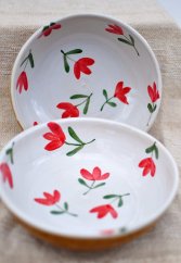 Miska s červenými květy