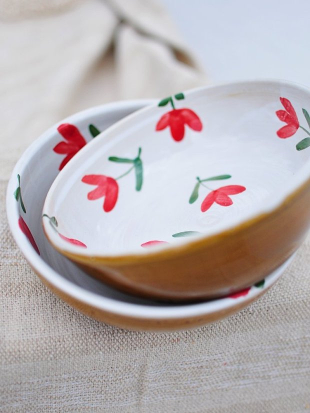 Miska s červenými květy