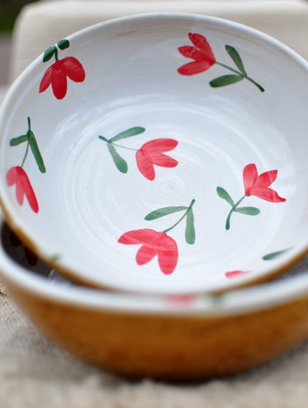 Miska s červenými květy